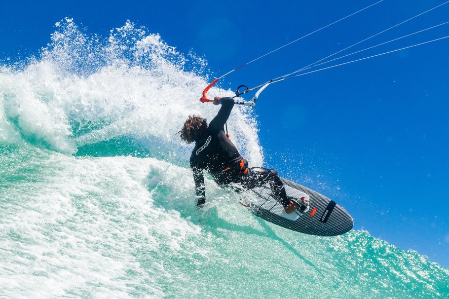 Kite surfboard RRD Ace ve vlně
